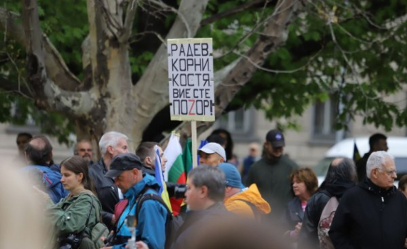 Шествие пред президентството иска оставката на Радев