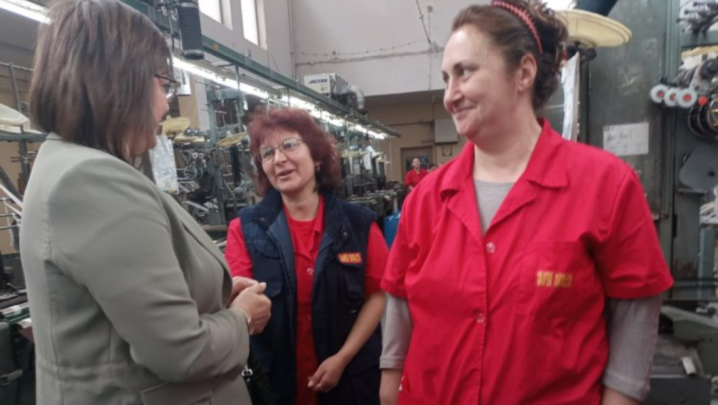 Вицепремиерът Нинова се срещна с работници от текстилната индустрия