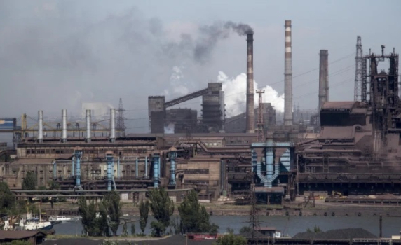 Около 100 души са евакуирани от завода „Азовстал“