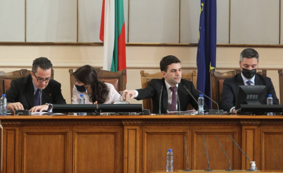 Парламентът решава за оръжието за Украйна (на живо)