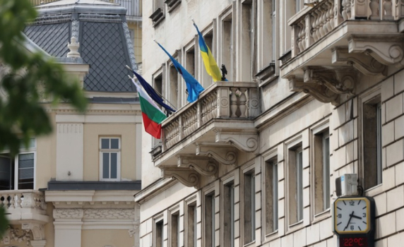 На фасадата на Столичната община отново е поставено знамето на Украйна, след като от "Възраждане" го свалиха
