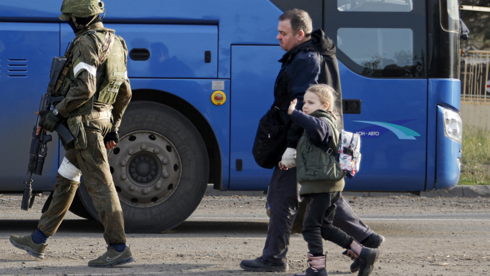 Всички деца, жени и възрастни са евакуирани от завода "Азовстал"