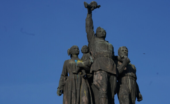 Боядисаха чрез дрон фигура на Паметника на съветската армия (снимки)