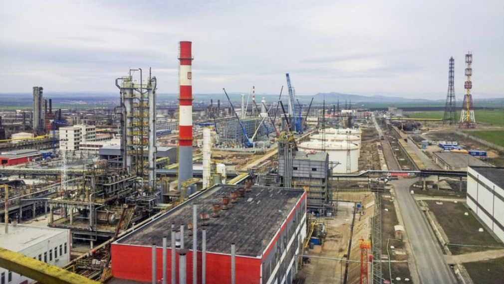 Ако няма внос на руски петрол, "Лукойл Нефтохим" ще спре работа