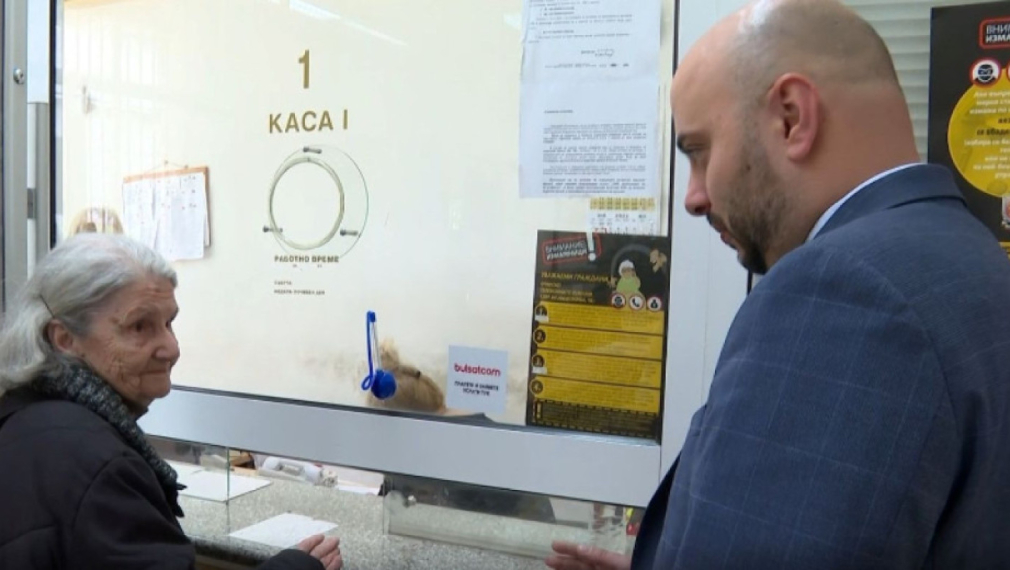 "Български пощи" призовават пенсионерите да не се струпват в пощенските клонове в ранните часове