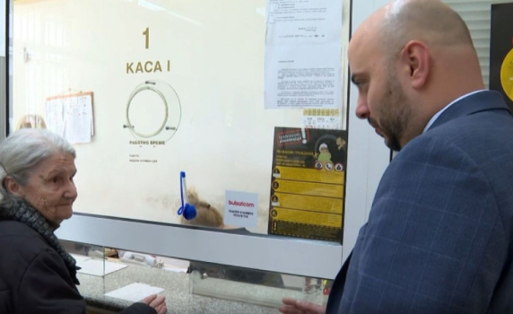 "Български пощи" призовават пенсионерите да не се струпват в пощенските клонове в ранните часове