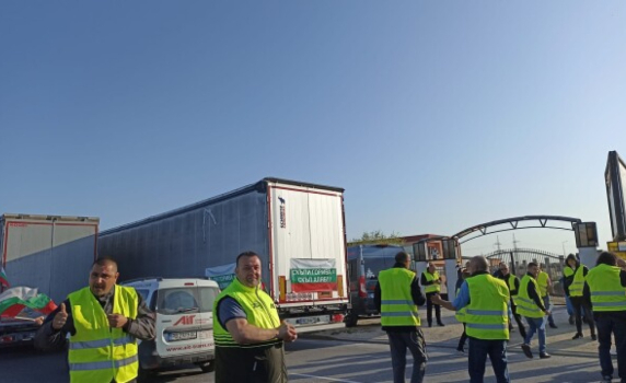 Национален протест на превозвачите - колона от камиони в София, блокада на входовете на Пловдив
