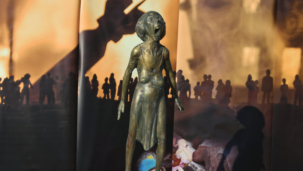 Издигнаха скулптурата "Викът на украинската майка" срещу Паметника на съветската армия