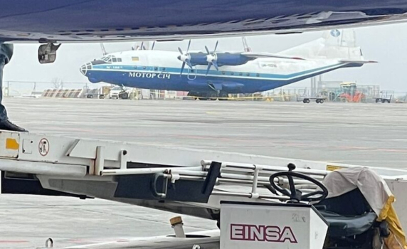 Украински товарен самолет е летял девет пъти от Варна и Бургас с "продукти, свързани с отбраната"
