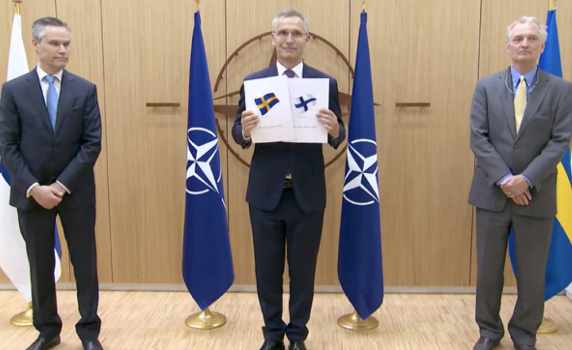 Финландия и Швеция подадоха заедно молба за членство в НАТО
