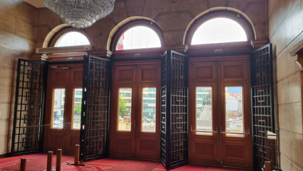 Монтираха железни врати на парламента