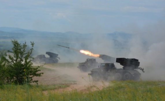 Българската армия с учение "Стоманен щит-22", демонстрираха стрелби с реактивни системи за залпов огън (видео)