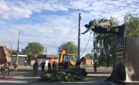 Събориха паметника на Александър Невски в Харков (видео)