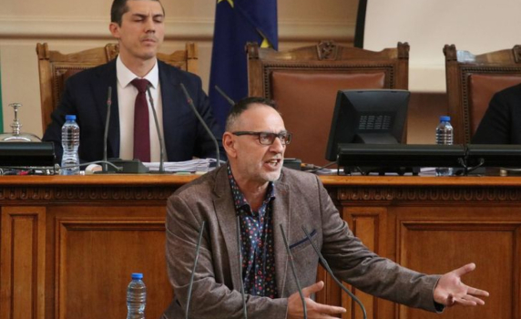 Любен Дилов: Министърът на културата празнува в кабинета си, отказа да дойде в парламента