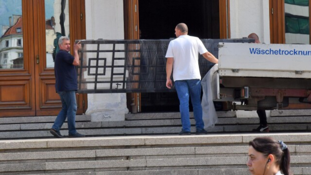Премахнаха железните решетки в Народното събрание