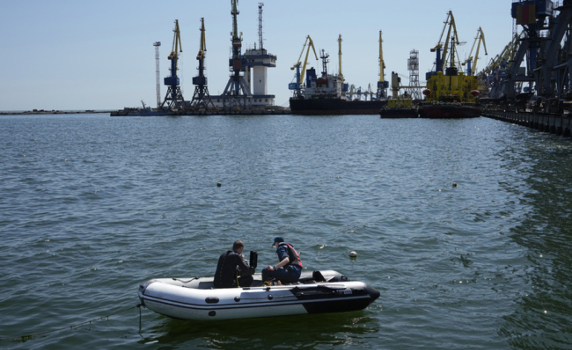 Русия обеща безопасни коридори, за да може чуждите кораби да напуснат Черно и Азовско море
