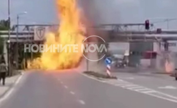 Взрив на газопровод на натоварен булевард във Враца (снимки)