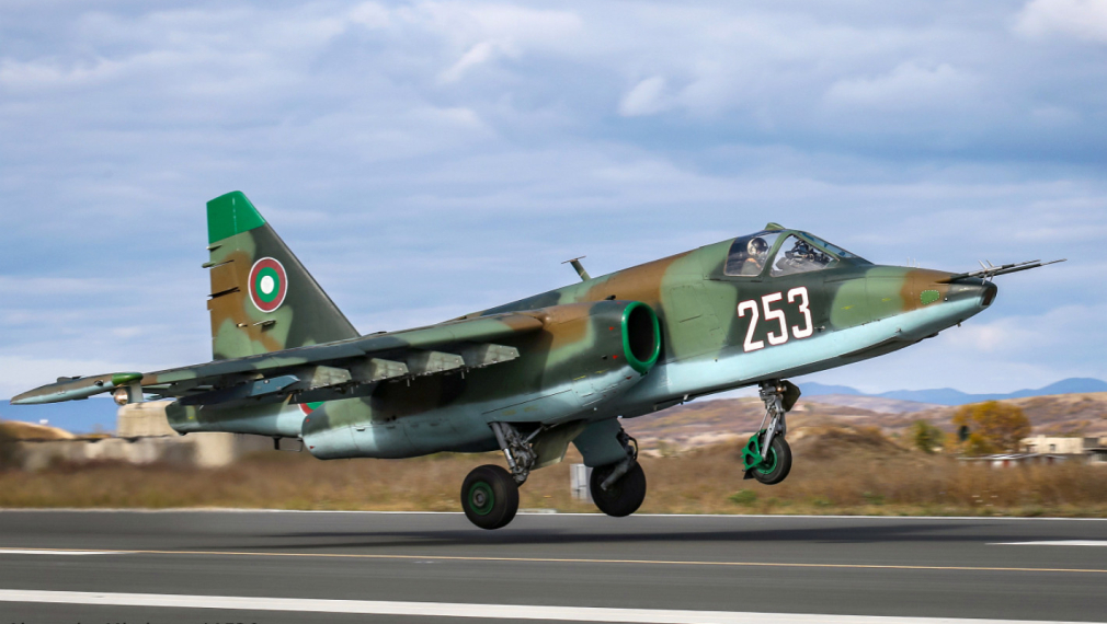 Украйна е получила 14 самолета Су-25 от България