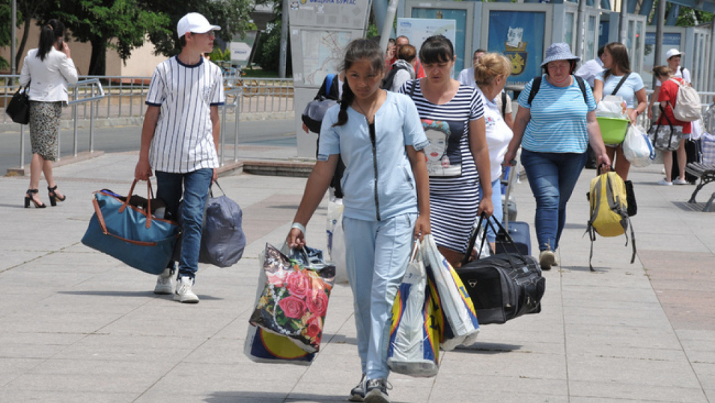 Влак с 57 украински бежанци отпътува от Бургас към София