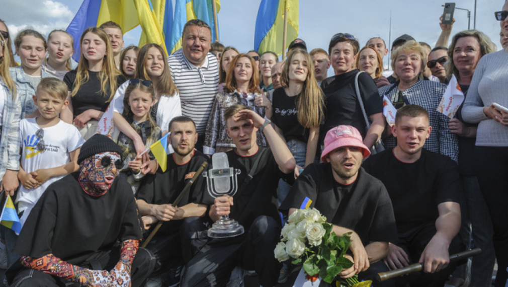 Победителят на "Евровизия" продаде трофея си и събра 900 хил. долара за украинската армия