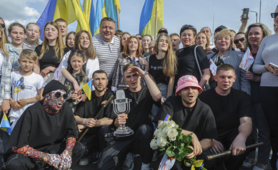 Победителят на "Евровизия" продаде трофея си и събра 900 хил. долара за украинската армия