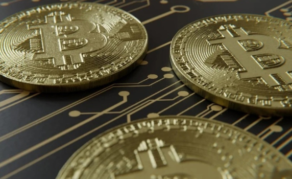 Курсът на Bitcoin се върна над 30 хил. щ. долара и продължава да укрепва