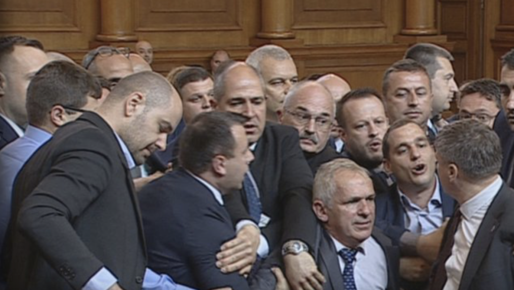 Депутати от ПП и "Възраждане" едва не се сбиха в парламента пред очите на децата, поканени за 1 юни
