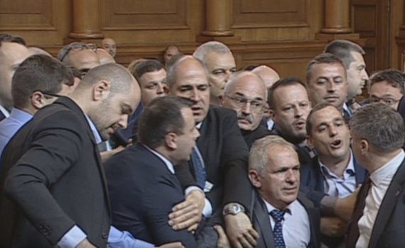 Депутати от ПП и "Възраждане" едва не се сбиха в парламента пред очите на децата, поканени за 1 юни