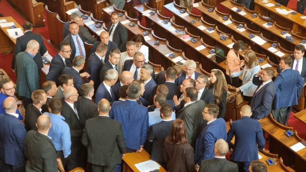 Искрен Митев и Костадин Костадинов са с мярка "порицание" след спречкването в парламента