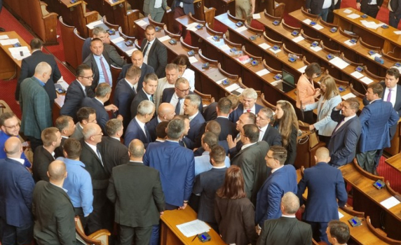 Искрен Митев и Костадин Костадинов са с мярка "порицание" след спречкването в парламента