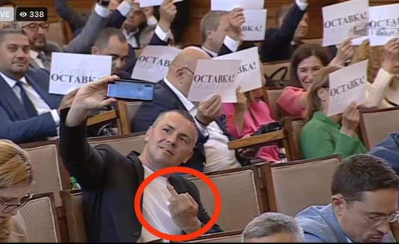 Ицо Хазарта показа среден пръст на депутатите от ГЕРБ