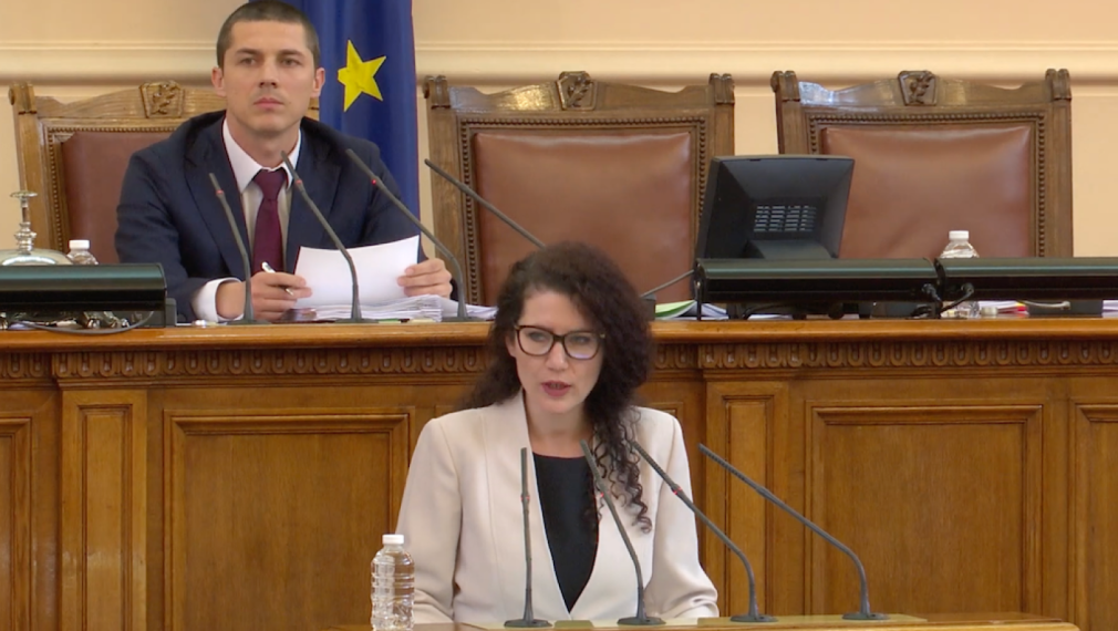 Калина Константинова се извини на украинците, засегнати от видеообръщението ѝ
