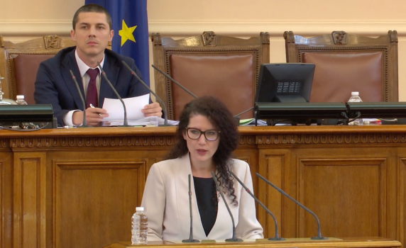 Калина Константинова се извини на украинците, засегнати от видеообръщението ѝ