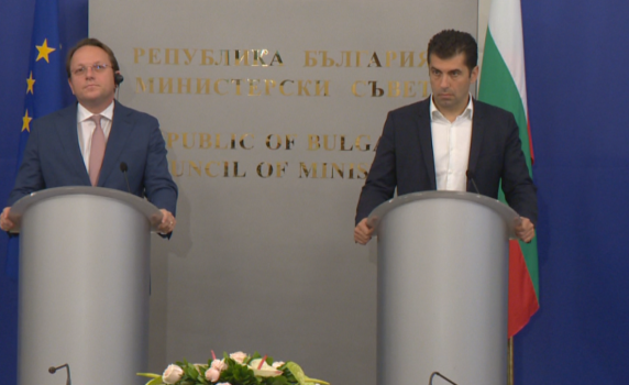 Еврокомисар Вархеи: Фрустрирани сме от България за РСМ. Бих желал споразумение в скоро време