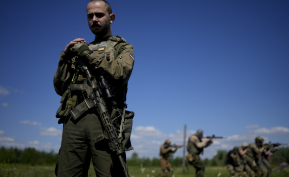 Гневът на младите в Украйна се излива във военен рап: "Куршуми ви очакват, грешници"