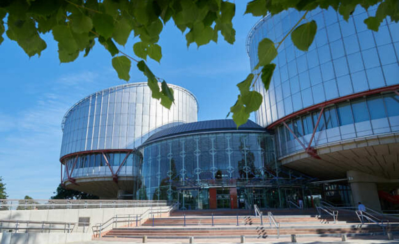 Европейският съд иска България да запише в НК, че престъпленията на хомофобска основа са утежняващо обстоятелство