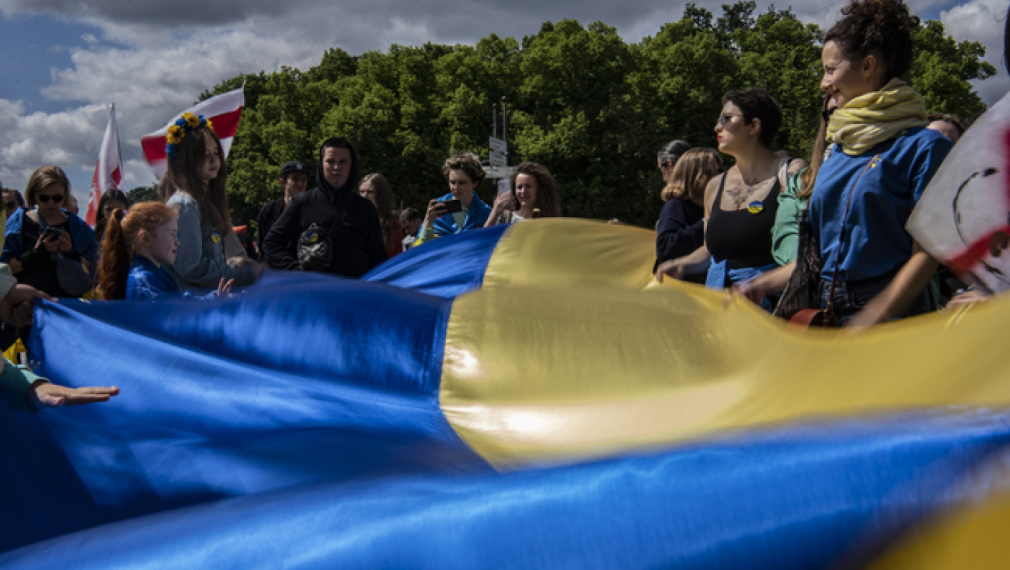 "Монд": По украинския въпрос европейците вече се разделят на "ястреби" и "гълъби"