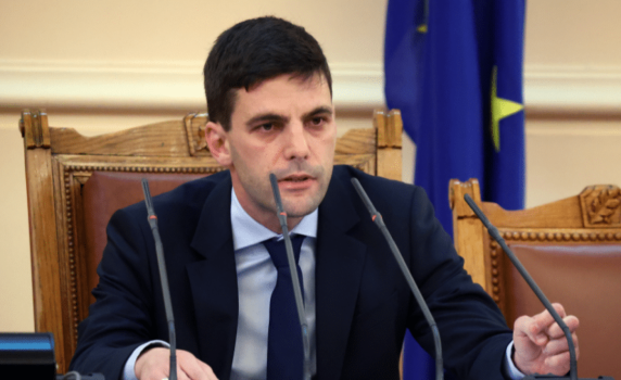 На живо - парламентът гласува искането за оставката на Никола Минчев