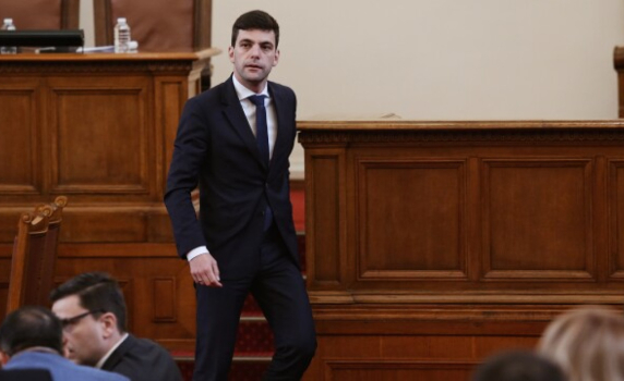 Никола Минчев вече не е шеф на парламента, свалиха го със 125 гласа