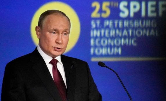 Путин говори на икономически форум в Санкт Петербург и в прогнозира нарастващи икономически трудности