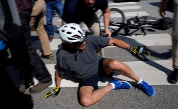 Джо Байдън падна от велосипеда си след разхода по плажа (видео)