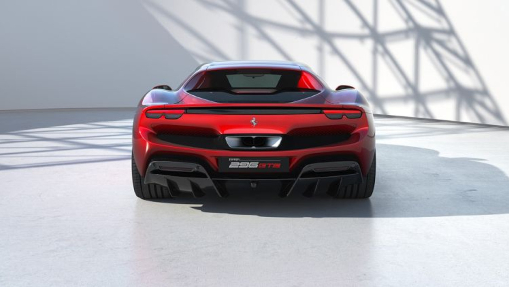 Ferrari няма да бърза с електрическите автомобили и ще запази хибридите в гамата си