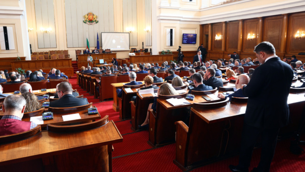 Парламентът заседава извънредно заради вота на недоверие
