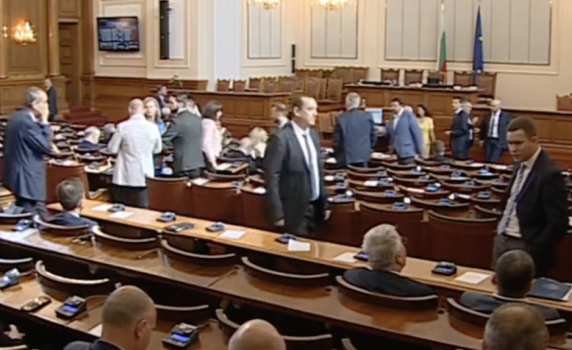 Парламентът не събра кворум. ГЕРБ, ДПС, ИТН и "Възраждане" не се регистрираха