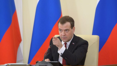 Медведев: Европейските политици са блед беквокал на американските солисти