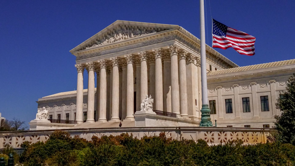 Върховният съд на САЩ взе историческо решение: Щатите ще могат да забраняват абортите