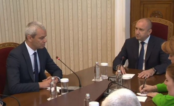 Президентът няма да разговаря с ПП и БСП. Ще връчи първия мандат