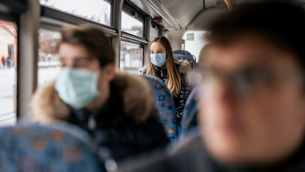 МЗ препоръча да се носят маски на закрито и в транспорта