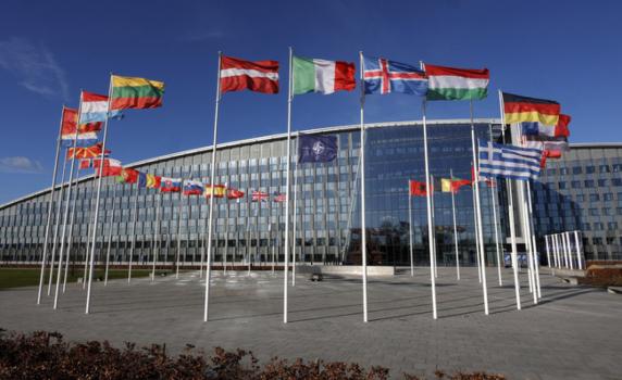 НАТО: Решението на България да изгони руските служители трябва да бъде уважавано