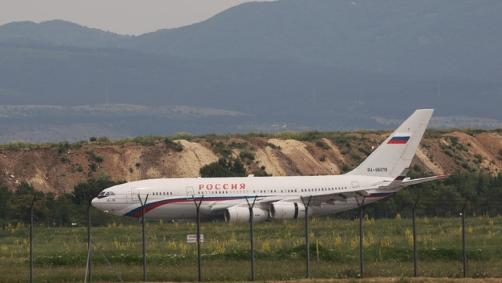 Първият самолет за служителите в руското посолство кацна в София